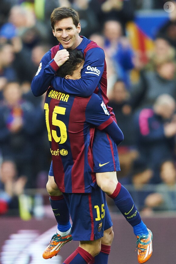 Lionel Messi et Marc Bartra à Barcelone, le 15 février 2015. 