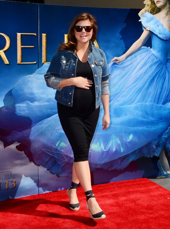 Tiffani Thiessen, enceinte, prend la pose à une projection de Cendrillon, à Los Angeles le 8 mars 2015
