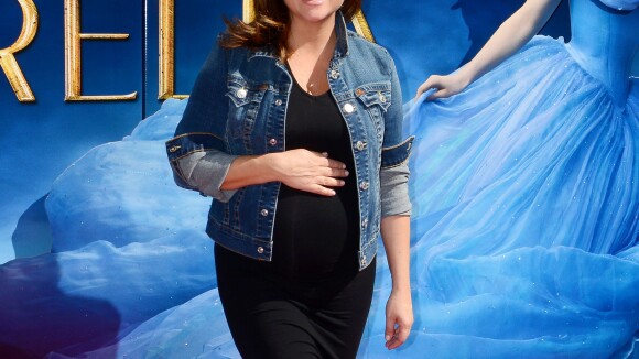 Tiffani Thiessen, enceinte, dévoile son baby bump devant Cendrillon