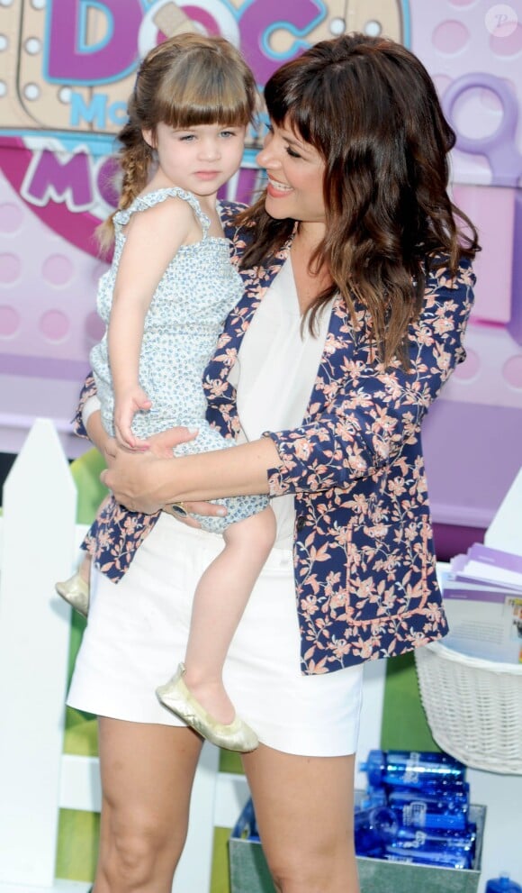 Tiffani Thiessen et sa fille Harper Smith au "Disney Doc Mobile Tour" à New York, le 21 aout 2013.