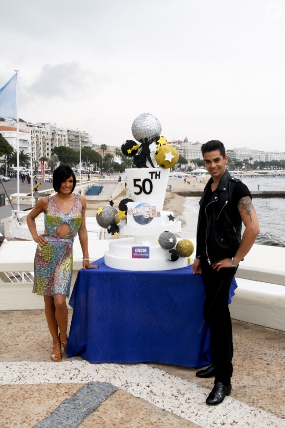 Christophe Licata et son épouse Coralie Licata lors du photocall de Danse avec les stars au Miptv de Cannes le 8 Avril 2014.