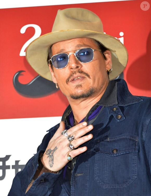 Johnny Depp pose lors du photocall du film "Charlie Mortdecai" à Tokyo, le 28 janvier 2015.