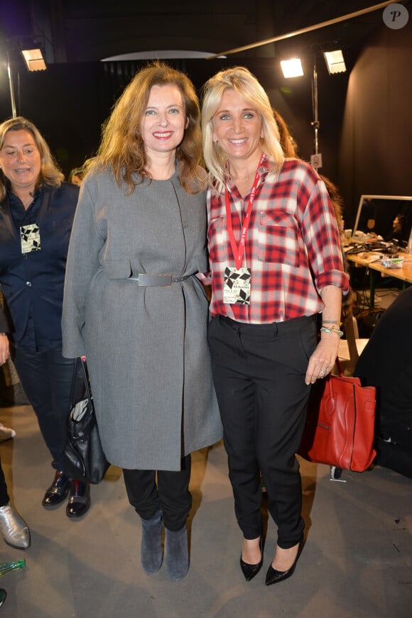 Valérie Trierweiler et la créatrice Sophie Albou dans les coulisses du défilé Paul & Joe automne-hiver 2015-16 au Palais de Tokyo. Paris, le 10 mars 2015.