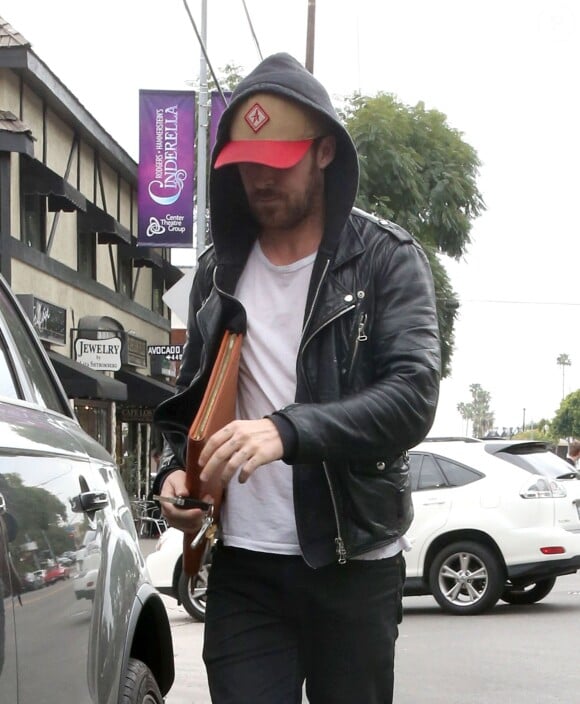 Ryan Gosling est allé prendre le petit déjeuner chez "Little Dom" à Los Feliz, le 27 février 2015. On peut voir sur ses doigts écrit "Esme", diminutif du prénom de sa fille, Esmeralda