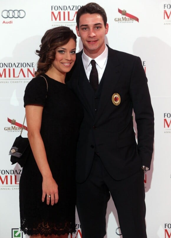 Mattia De Sciglio et sa petite amie durant le gala annuel de la Fondazione Milan, à Milan, en Italie, le 10 mars 2015