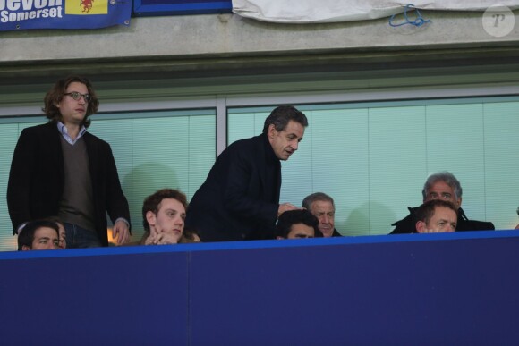 Jean Sarkozy, Nicolas Sarkozy, Jean-Claude Darmon et Dany Boon lors du match de Ligue des Champions entre Chelsea et le PSG à Stamford Bridge à Londres, le 11 mars 2015