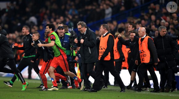 L'équipe du PSG célèbre la qualification pour le quart de finale de la Ligue des champions après son nul 2-2 face à Chelsea, le 11 mars 2015 à Londres