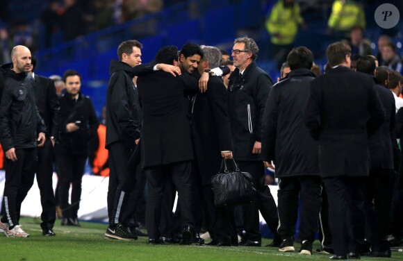 Nasser Al-Khelaïfi célèbre avec le staff du PSG la qualification pour le quart de finale de la Ligue des champions après son nul 2-2 face à Chelsea, le 11 mars 2015 à Londres
