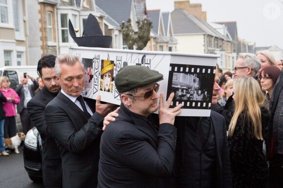 Boy George et Steve Norman portent le cercueil de Steve Strange, le chanteur du groupe Visage, lors de ses obsèques à Porthcawl au Pays de Galles, le 12 mars 2015.