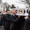 Boy George et Steve Norman portent le cercueil de Steve Strange, le chanteur du groupe Visage, lors de ses obsèques à Porthcawl au Pays de Galles, le 12 mars 2015.