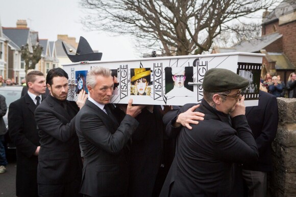 Boy George et Steve Norman portent le cercueil de Steve Strange, le chanteur du groupe Visage, lors de ses obsèques à Porthcawl au Pays de Galles, le 12 mars 2015.