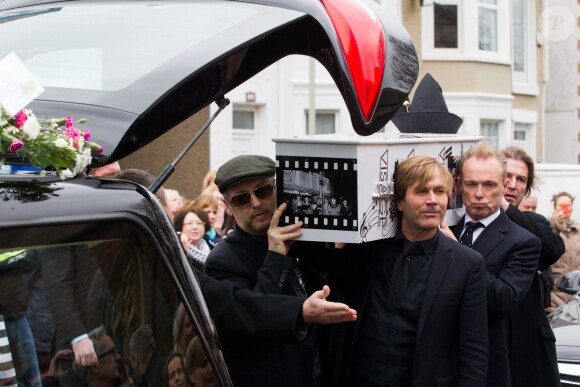 Boy George et Steve Norman portent le cercueil de Steve Strange, le chanteur du groupe Visage, lors de ses obsèques à Porthcawl au Pays de Galles, le 12 mars 2015.