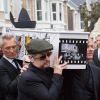 Boy George et Steve Norman portent le cercueil de Steve Strange, le chanteur du groupe Visage, lors de ses obsèques à Porthcawl au Pays de Galles, le 12 mars 2015.
