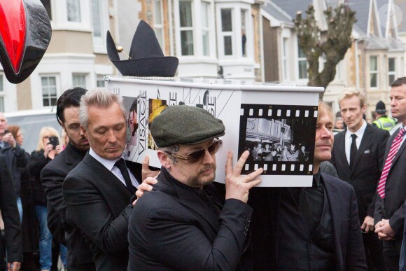 Boy George et Steve Norman portent le cercueil de Steve Strange, le chanteur du groupe Visage, lors de ses obsèques à Porthcawl au Pays de Galles, le 12 mars 2015.