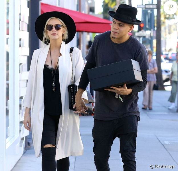 Exclusif - Ashlee Simpson enceinte et son mari Evan Ross font du shopping le jour de la Saint-Valentin à Beverly Hills, le 14 février 2015. 