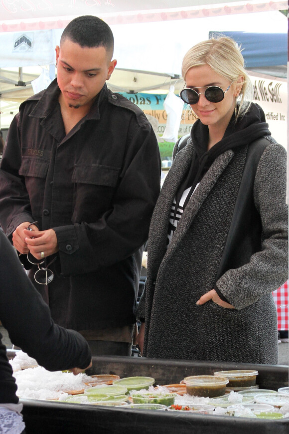 Ashlee Simpson enceinte se rend au local Farmers Market avec son mari Evan Ros à Los Angeles, le 8 février 2015