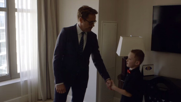 Robert Downey Jr. offre un bras bionique à un jeune garçon handicapé, émotion...