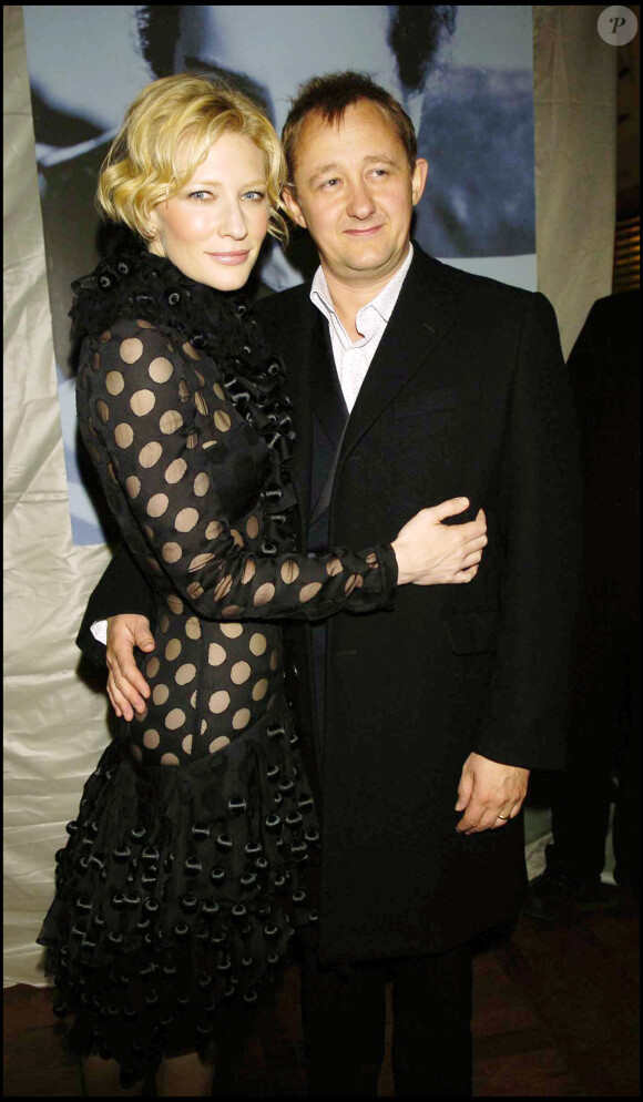 Cate Blanchett et son mari Andrew Upton à Londres le 19 décembre 2004. 