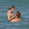 Gigi Hadid et son petit-ami Cody Simpson se relaxent sur la plage à Miami, le 15 mars 2015.15/03/2015 - Miami