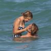 Gigi Hadid et son petit ami Cody Simpson se baignent à Miami, le 15 mars 2015.