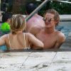 Exclusif - Gigi Hadid et son petit ami Cody Simpson se baignent dans la piscine de leur hôtel à Miami. Le 15 mars 2015.