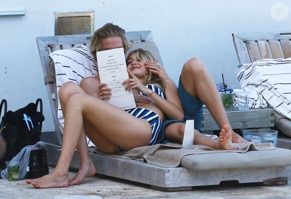 Gigi Hadid et son petit ami Cody Simpson se détendent près d'une piscine de leur hôtel. Miami, le 15 mars 2015.