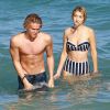 Gigi Hadid et son petit ami Cody Simpson se baignent à Miami, le 15 mars 2015.