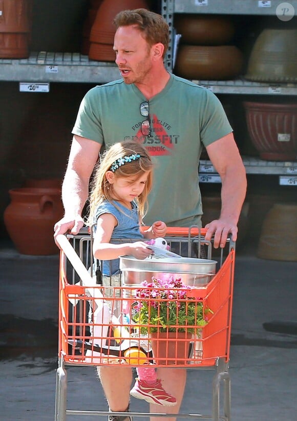 Exclusif - Ian Ziering fait du shopping avec sa femme Erin Ludwig et ses filles Mia et Penna à Hollywood, le 14 mars – ici avec Mia