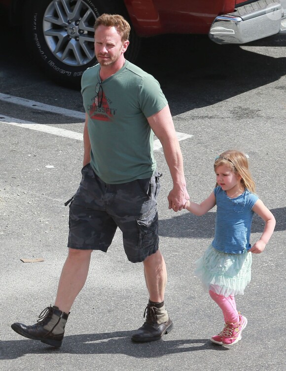 Exclusif - L'acteur américain Ian Ziering fait du shopping avec sa femme Erin Ludwig et ses filles Mia et Penna à Hollywood, le 14 mars 2015 - ici, avec Mia