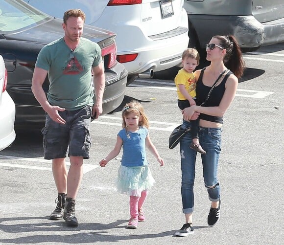 Exclusif - Ian Ziering fait du shopping avec sa femme Erin Ludwig et ses filles Mia et Penna, à Hollywood, le 14 mars 2015 