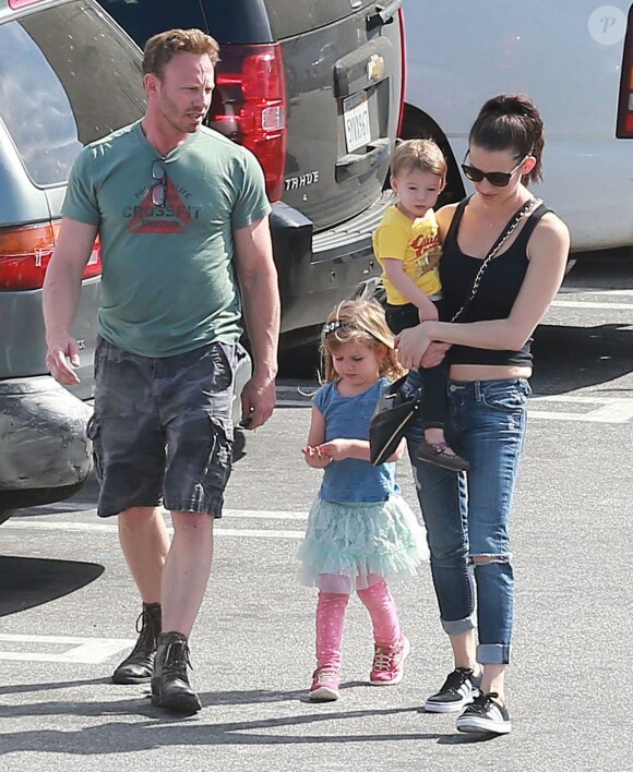 Exclusif - Ian Ziering fait du shopping avec sa femme Erin Ludwig et ses filles Mia et Penna Hollywood, le 14 mars 2015  