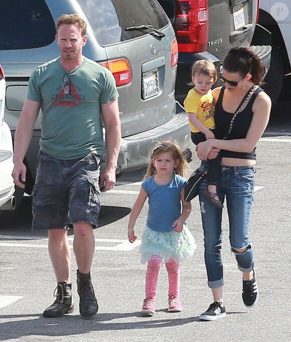 Exclusif - Ian Ziering fait du shopping avec sa femme Erin Ludwig et ses deux filles Mia et Penna – Hollywood, le 14 mars 2015