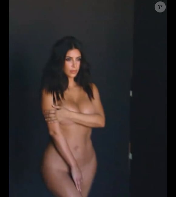 Kim Kardashian, entièrement nue lors d'un shooting dont les coulisses ont été dévoilés dans un extrait de Keeping up with the Kardashians, saison 10.