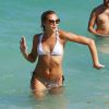 La sexy Rachel Hilbert se baigne à Miami, le 16 mars 2015.