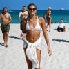 Rachel Hilbert profite d'un après-midi ensoleillé sur une plage de Miami, le 16 mars 2015.