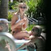 Rachel Hilbert et des amis se détendent dans une piscine, à Miami. Le 16 mars 2015.