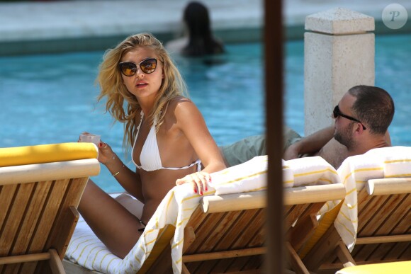 Rachel Hilbert et un ami se détendent près d'une piscine à Miami. Le 16 mars 2015.