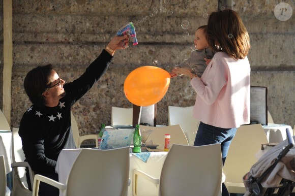 Tamara Ecclestone, son mari Jay Rutland et leur fille Sophia dans les rues de Milan, le 10 mars 2015