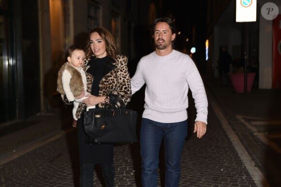 Tamara Ecclestone, son mari Jay Rutland et leur fille Sophia lors d'une sortie au restaurant dans les rues de Milan, le 9 mars 2015
