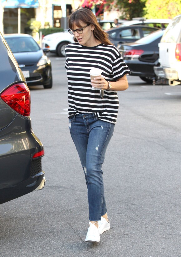 Jennifer Garner est allée chercher un café à emporter chez Starbucks à Santa Monica, le 16 mars 2015.