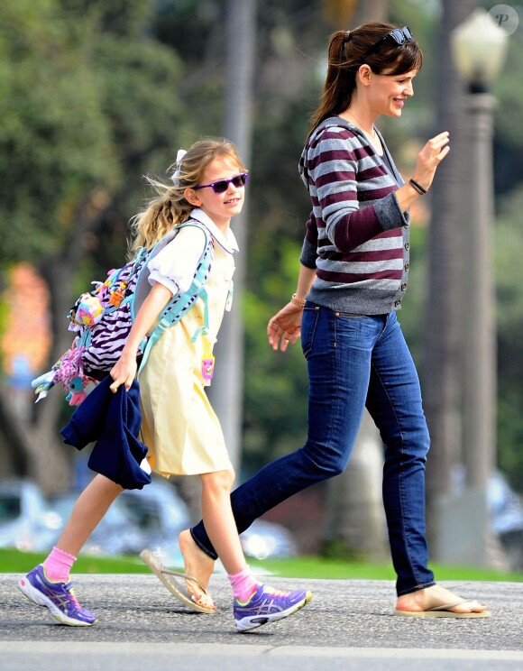 Jennifer Garner se promène avec sa fille Violet à Santa Monica, le 10 mars 2015.