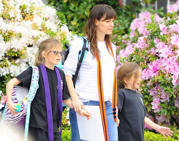 Jennifer Garner emmène ses filles Violet et Seraphina à leur cours de karaté à Brentwood, le 11 mars 2015.