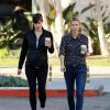 Jennifer Garner en compagnie d' une amie avec un café à la main à Los Angeles Le 13 Mars 2015