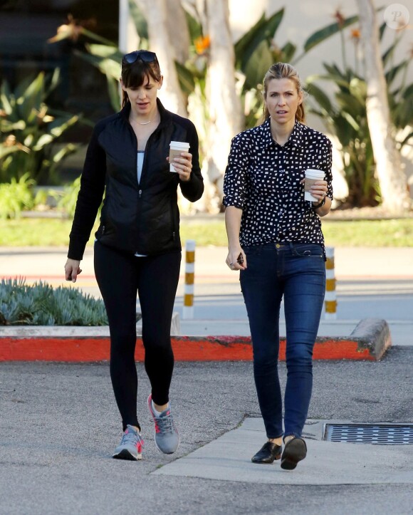Jennifer Garner en compagnie d' une amie avec un café à la main à Los Angeles Le 13 Mars 2015