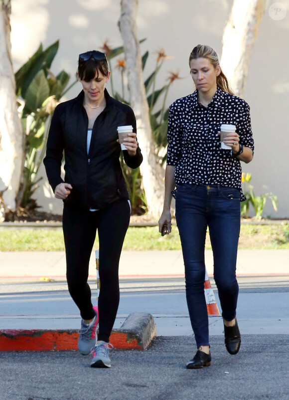 Jennifer Garner en compagnie d' une amie avec un café à la main à Los Angeles Le 13 Mars 2015 