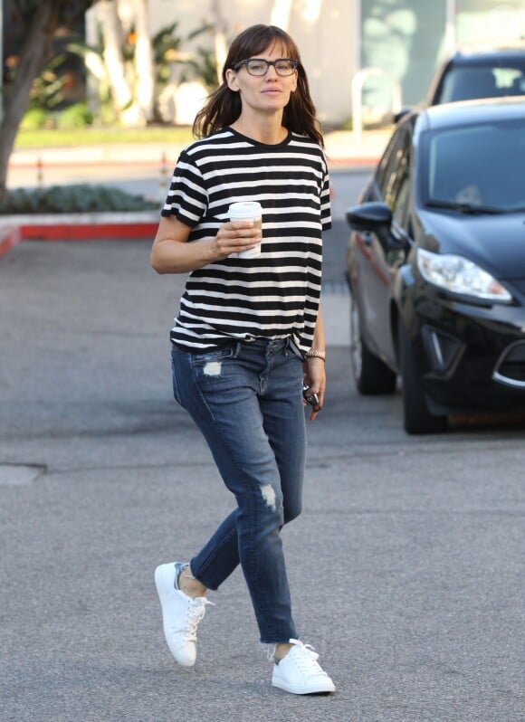 Jennifer Garner est allée chercher un café à emporter chez Starbucks à Santa Monica, le 16 mars 2015. 
