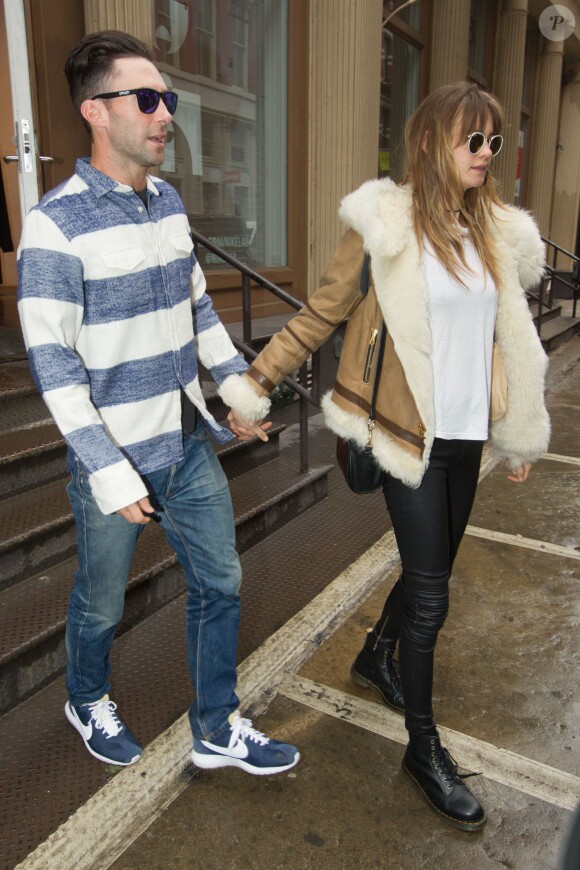 Adam Levine et Behati Prinsloo font shopping dans la boutique Nike store de Soho, à New York, le 4 mars 2015