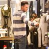 Adam Levine et Behati Prinsloo font shopping dans la boutique Nike store de Soho, à New York, le 4 mars 2015