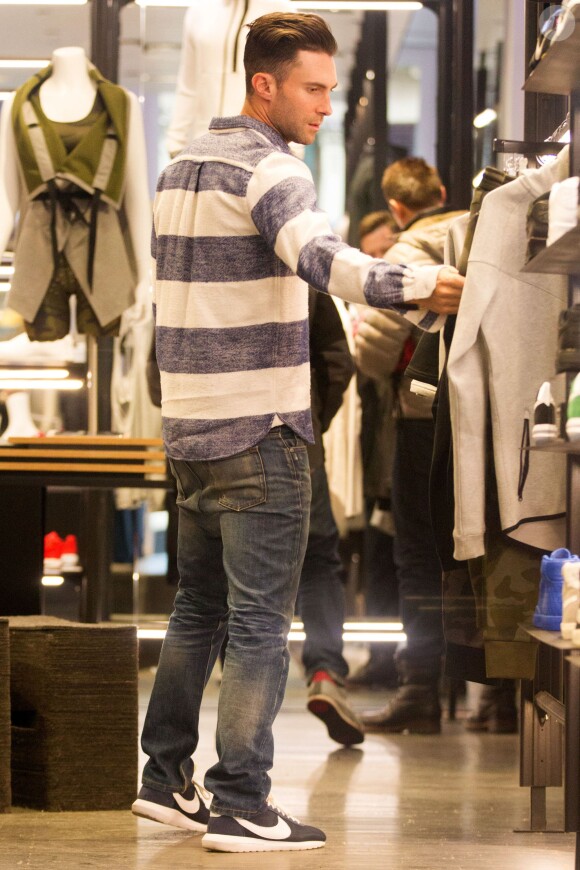 Adam Levine et Behati Prinsloo font shopping dans la boutique Nike store de Soho, à New York, le 4 mars 2015