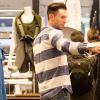 Adam Levine et Behati Prinsloo font shopping dans la boutique Nike store de Soho, à New York, le 4 mars 2015